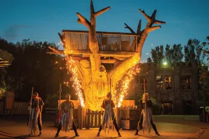 CW24 385 HALLOWEEN PAGE IMAGES SPOOKS FOR ALL THE FAMILY!