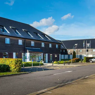 Holiday Inn Express Epsom Downs Exterior 1