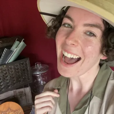 Head Archeologist Viv